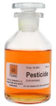Eine Laborflasche mit gelblicher Flüssigkeit und der Aufschrift Pesticide