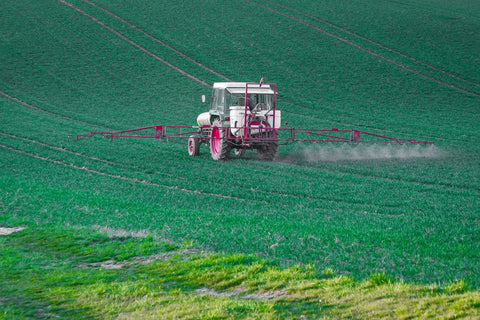 Traktor, der Spritzmittel auf einen Acker ausbringt